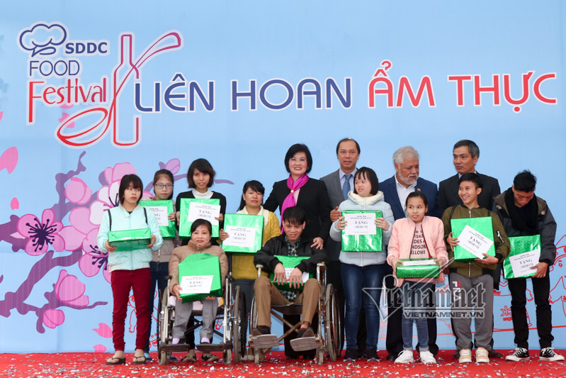 di cho am thuc quoc te cung phu nhan pho thu tuong