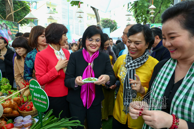 di cho am thuc quoc te cung phu nhan pho thu tuong