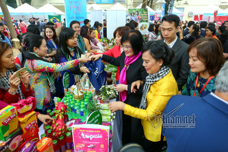 di cho am thuc quoc te cung phu nhan pho thu tuong