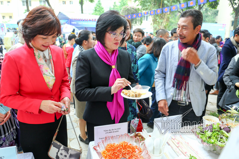 di cho am thuc quoc te cung phu nhan pho thu tuong