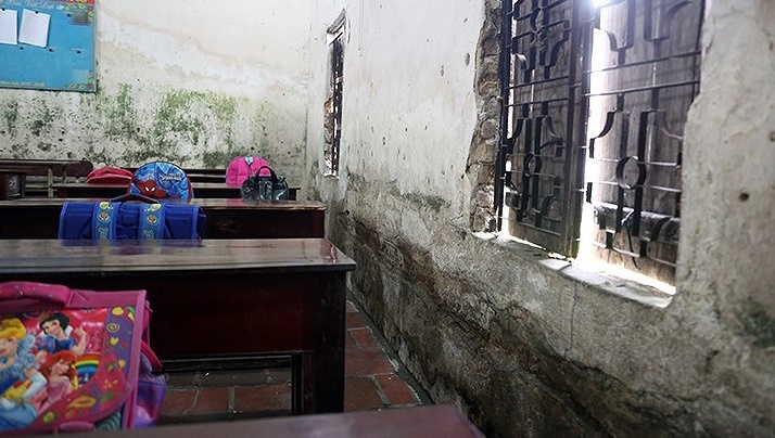 Cận cảnh hiện trường vụ sập lan can khiến 16 học sinh tiểu học bị thương can canh hien truong vu sap lan can khien 16 hoc sinh tieu hoc bi thuong