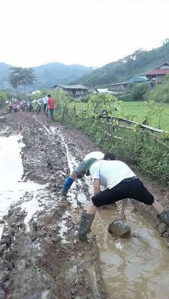 giao vien den truong ma toi tuong ba con di lam ruong