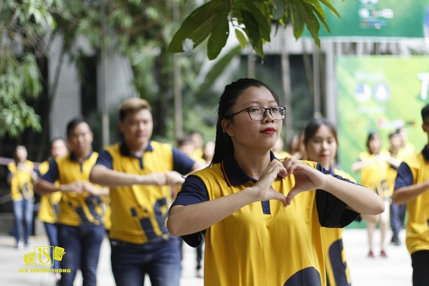 an tuong voi man flashmob cuc chat cua 150 sinh vien khoa quoc te