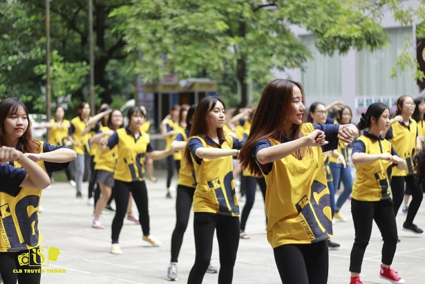 an tuong voi man flashmob cuc chat cua 150 sinh vien khoa quoc te