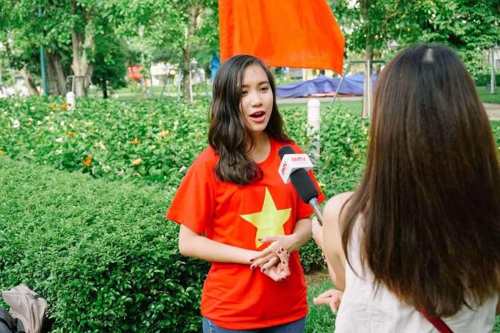 co giao tieng anh xinh dep tai nang va thanh tich cuc khung