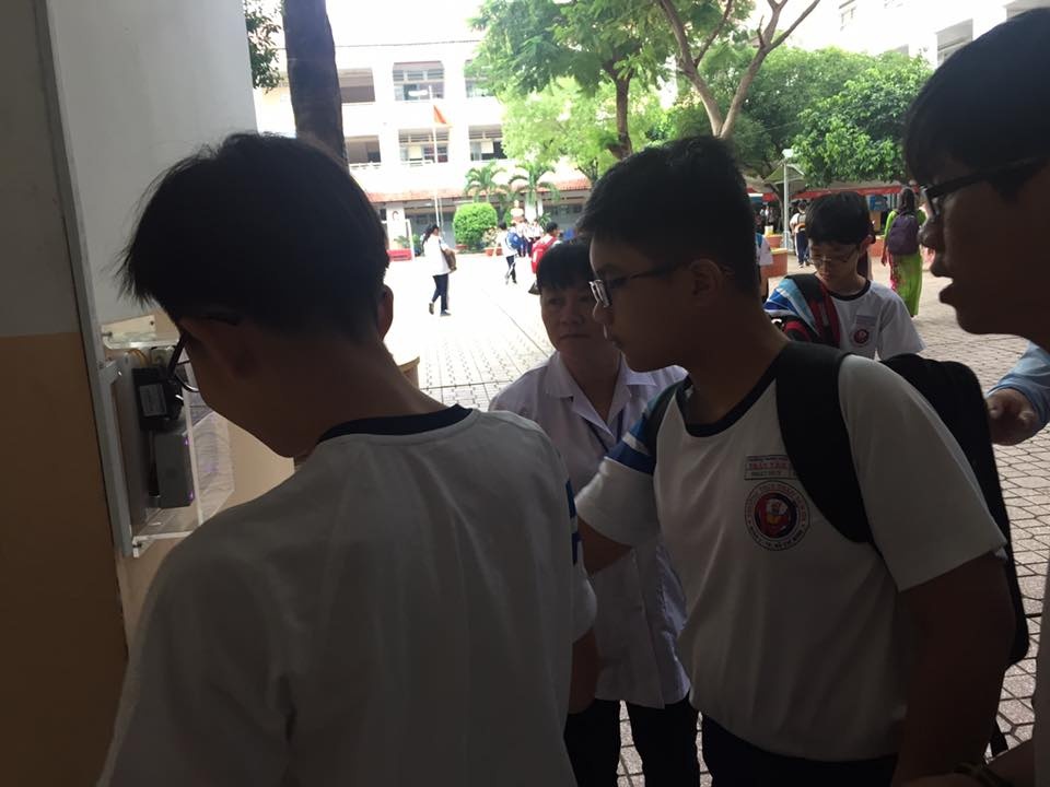 hoc sinh diem danh bang hinh thuc quet the