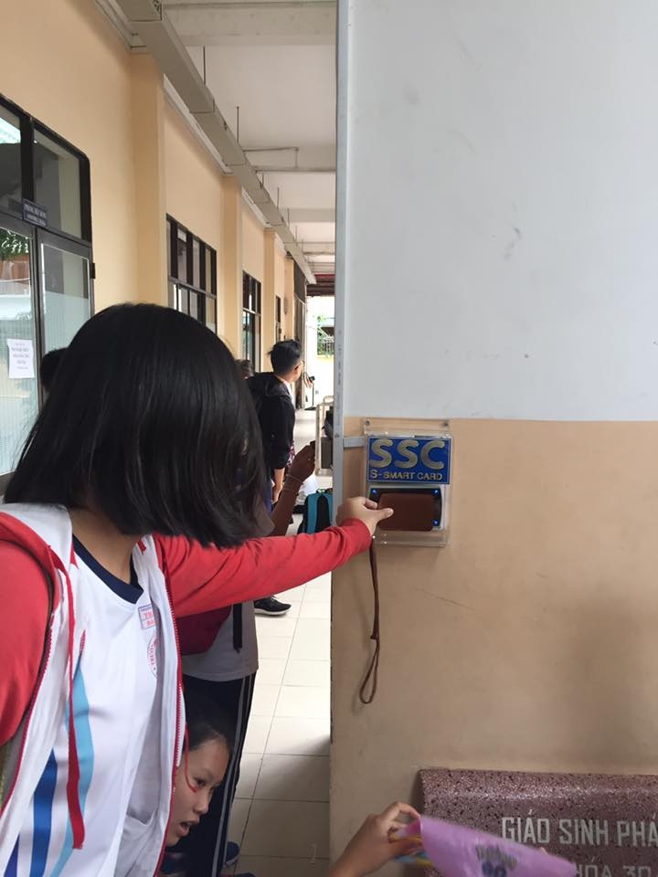 hoc sinh diem danh bang hinh thuc quet the