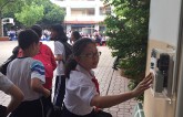 Học sinh điểm danh bằng hình thức quẹt thẻ
