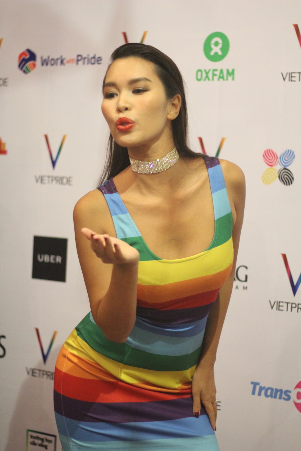 sieu mau ha anh dien vay bay sac cau vong tai su kien vietpride sai gon