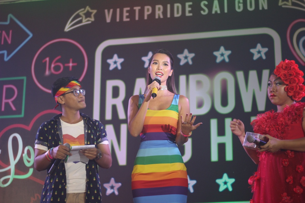 sieu mau ha anh dien vay bay sac cau vong tai su kien vietpride sai gon