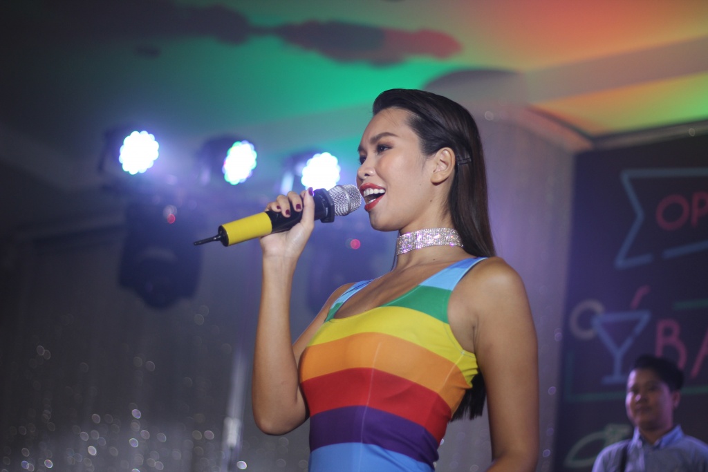 sieu mau ha anh dien vay bay sac cau vong tai su kien vietpride sai gon