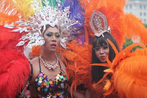 man trinh dien le hoi carnival cua cong dong lgbt khien pho di bo nguyen hue nao loan