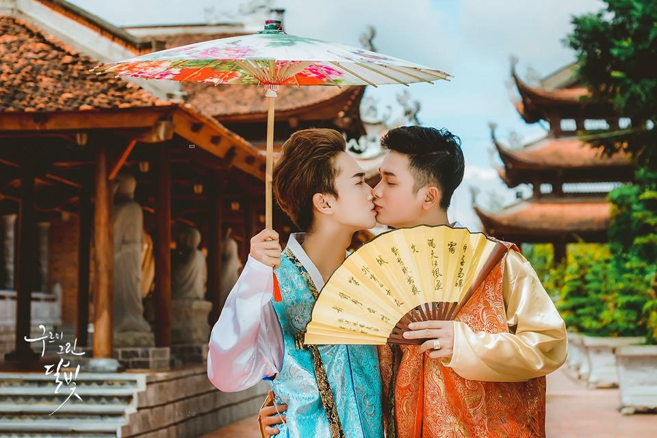 chuyen tinh doi dong tinh me phuot nam tay nhau di khap mien tay