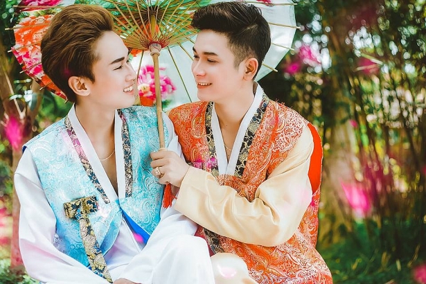 chuyen tinh doi dong tinh me phuot nam tay nhau di khap mien tay