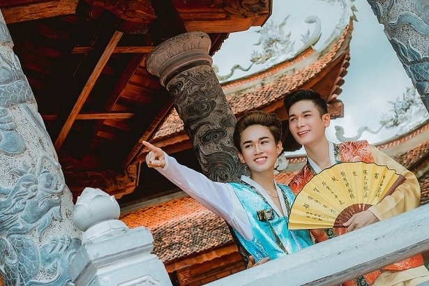 chuyen tinh doi dong tinh me phuot nam tay nhau di khap mien tay