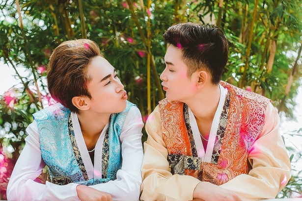chuyen tinh doi dong tinh me phuot nam tay nhau di khap mien tay