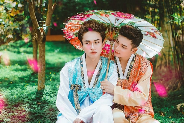 chuyen tinh doi dong tinh me phuot nam tay nhau di khap mien tay