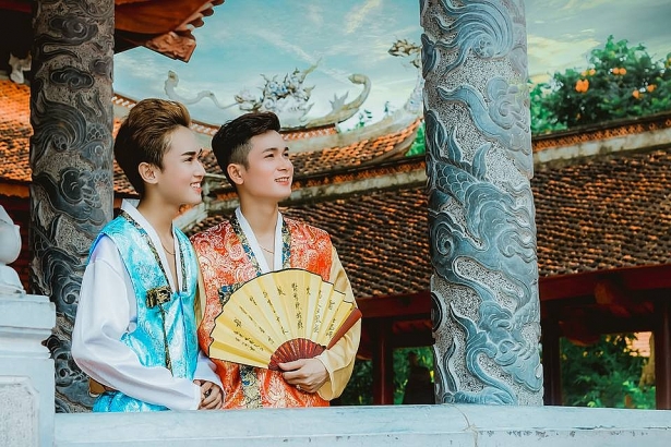 chuyen tinh doi dong tinh me phuot nam tay nhau di khap mien tay