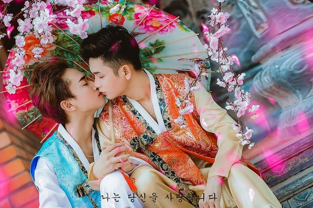 chuyen tinh doi dong tinh me phuot nam tay nhau di khap mien tay