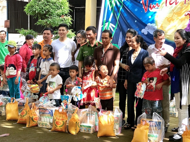 'Phát thanh viên điển trai' mang Trung thu đến với trẻ em nghèo phat thanh vien dien trai nhat viet nam mang trung thu den voi tre em ngheo