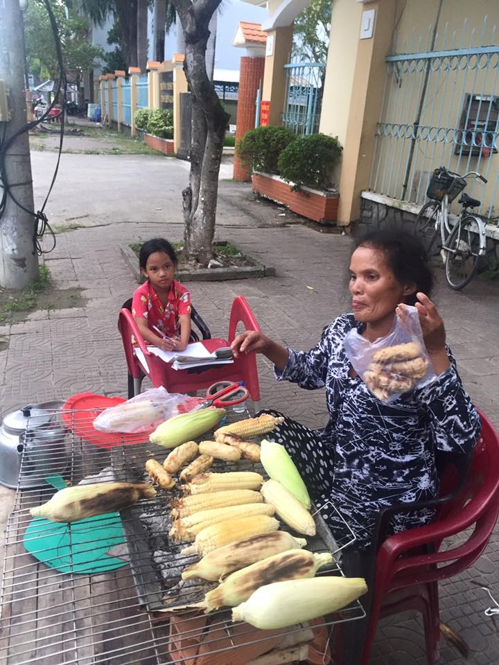 khoanh khac truyen cam hung co be cam cui hoc canh cho ban ngo nuong cua ba