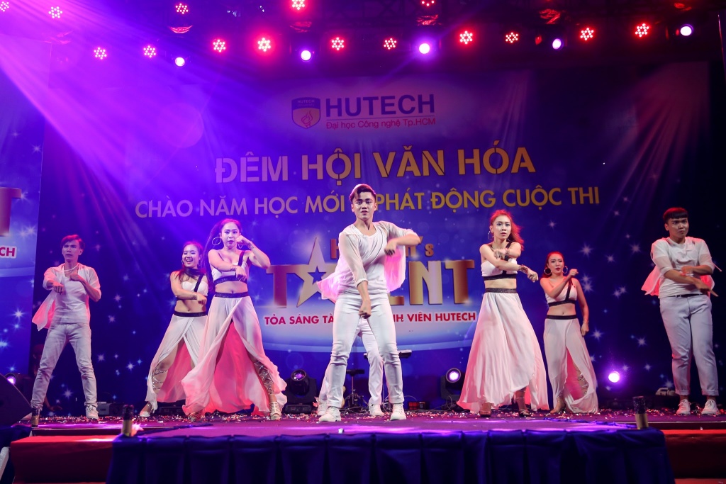 toc tien rocker pham anh khoa quay het minh cung 5000 sinh vien hutech