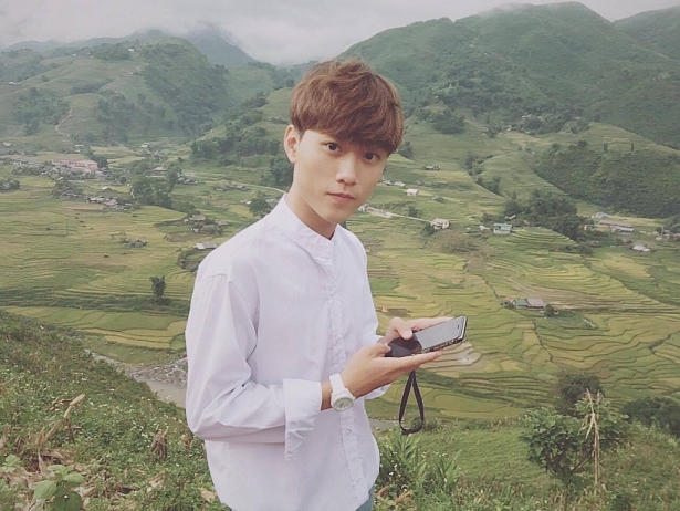 nam sinh mac vay do bung lua het co khien dan mang ngo ngang