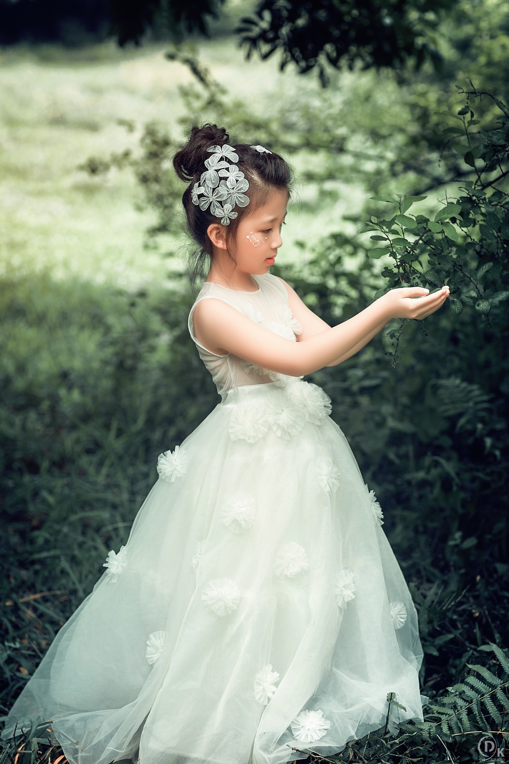 Cô bé 7 tuổi xinh như thiên thần, khiến dân mạng mê mẩn co be viet lai trung xinh nhu thien than khien dan mang me man
