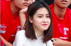 Nữ sinh chỉ cười mỉm lướt qua ống kính cũng đủ gây thương nhớ