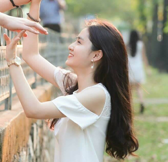 nu sinh chi cuoi mim luot qua ong kinh cung du gay thuong nho