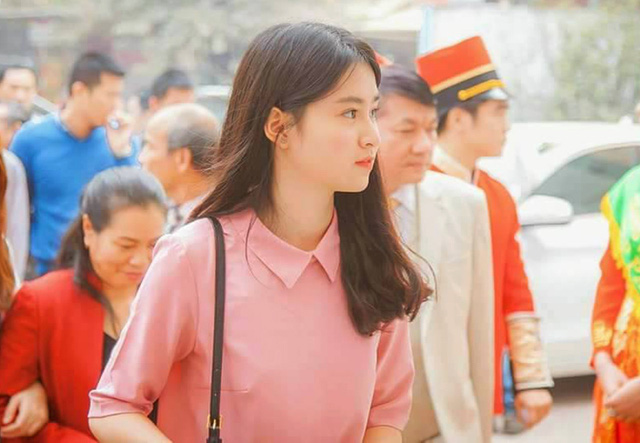 nu sinh chi cuoi mim luot qua ong kinh cung du gay thuong nho