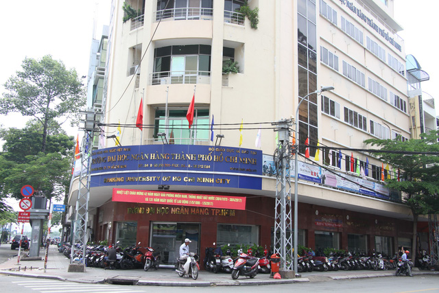hieu truong dh ngan hang tphcm tuyen dung vo nguoi nha vo sai qui dinh