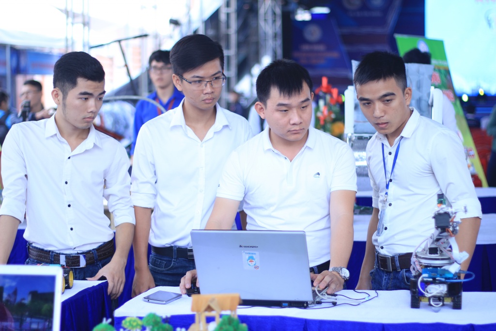 sinh vien thiet ke xe lan dien danh cho nguoi khuyet tat robot do tham tim kiem cuu ho