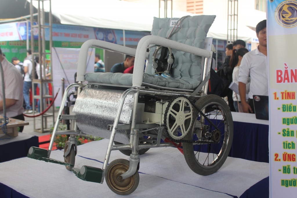 sinh vien thiet ke xe lan dien danh cho nguoi khuyet tat robot do tham tim kiem cuu ho