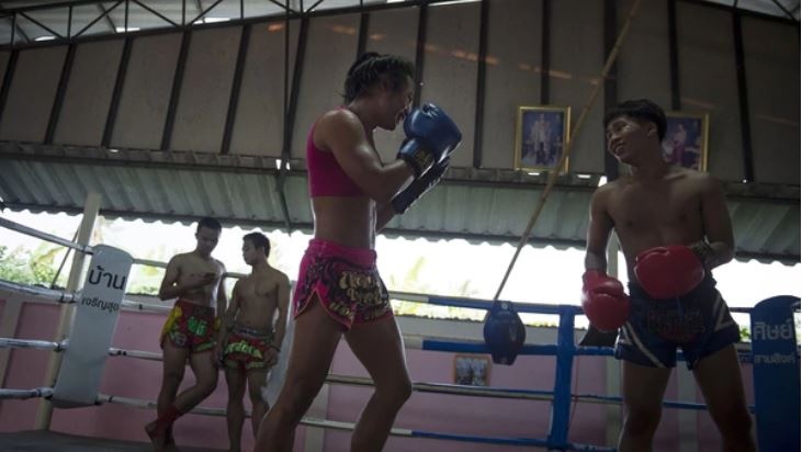 nu vo si chuyen gioi thai lan dau tien thach dau nha vo dich nam nguoi phap