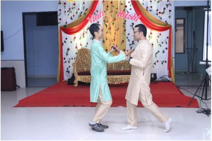 dam cuoi dong tinh gay sot cua chang trai viet voi ban doi an do