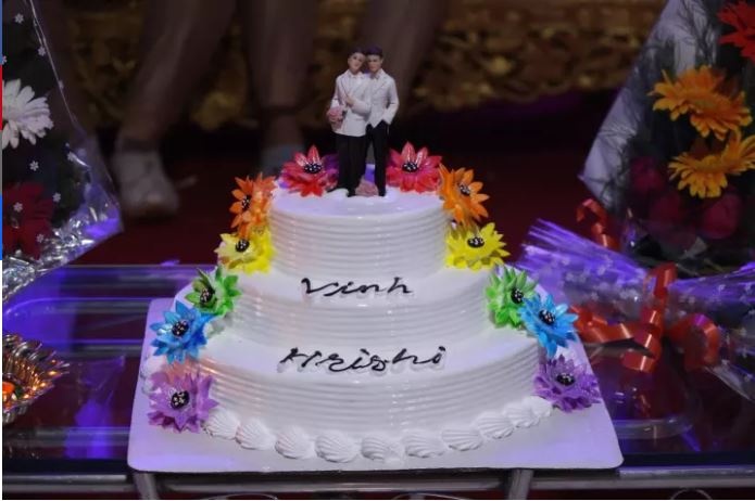 dam cuoi dong tinh gay sot cua chang trai viet voi ban doi an do