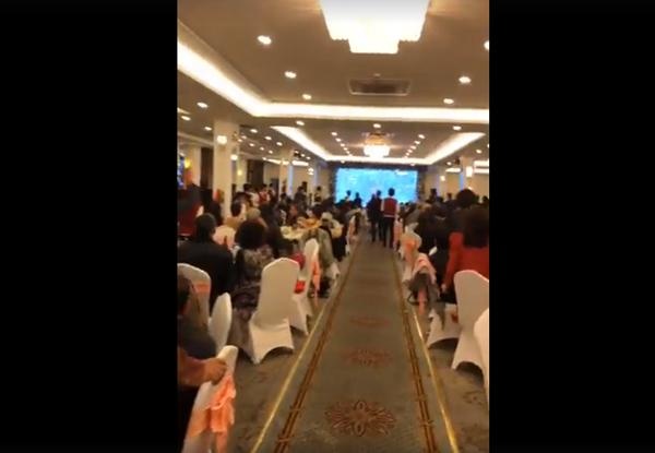 dam cuoi dung tran chung ket bong da quan khach mai co vu quen ca co dau chu re 76161