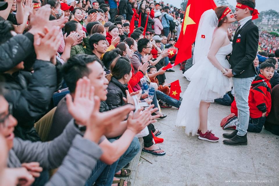cap doi cam chao chup anh cuoi co vu u23 viet nam gay sot cong dong mang