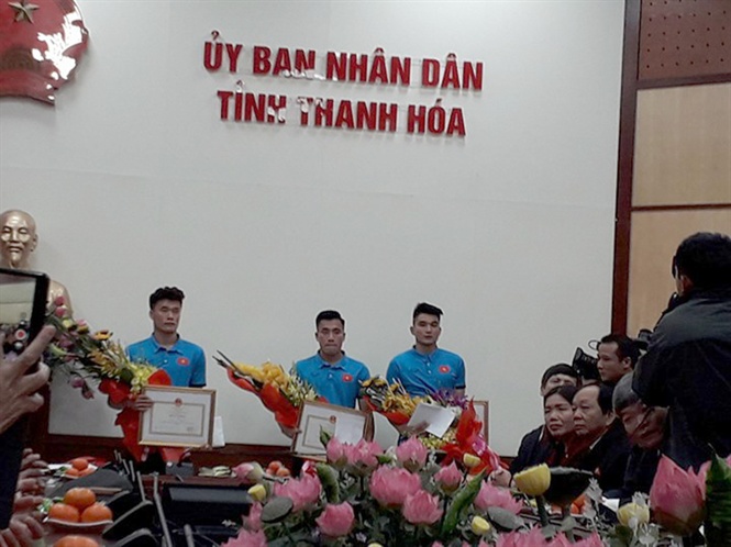 thu mon bui tien dung va dong doi trong vong tay hang ngan cdv que nha