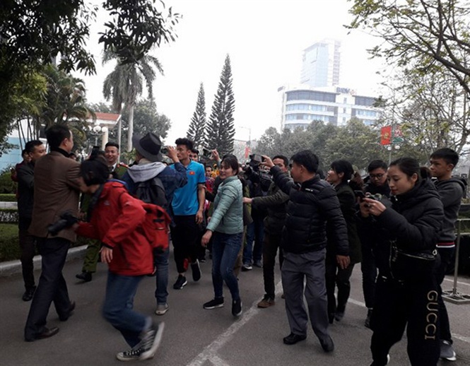 thu mon bui tien dung va dong doi trong vong tay hang ngan cdv que nha