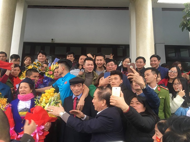 thu mon bui tien dung va dong doi trong vong tay hang ngan cdv que nha