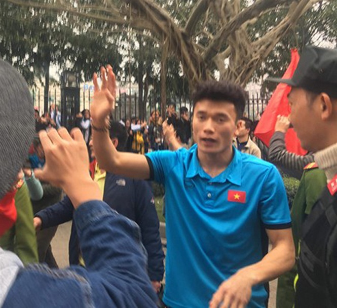 thu mon bui tien dung va dong doi trong vong tay hang ngan cdv que nha