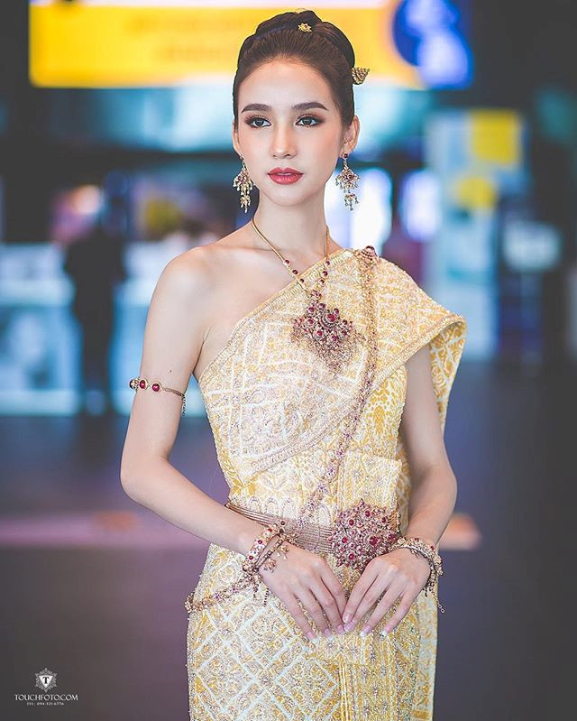 nhan sac xinh dep cua nu hoang chuyen gioi thai lan sau gan 2 nam