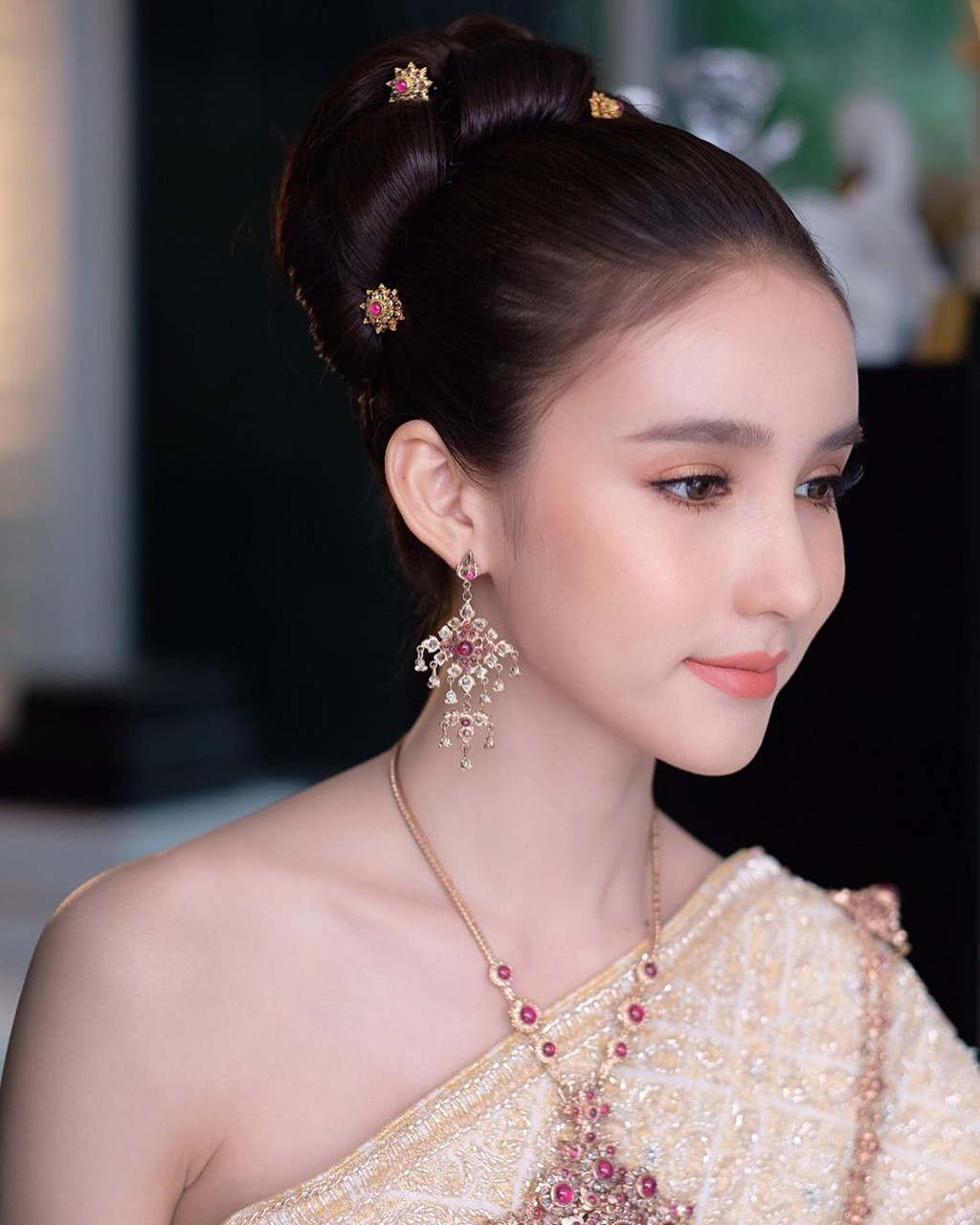 nhan sac xinh dep cua nu hoang chuyen gioi thai lan sau gan 2 nam