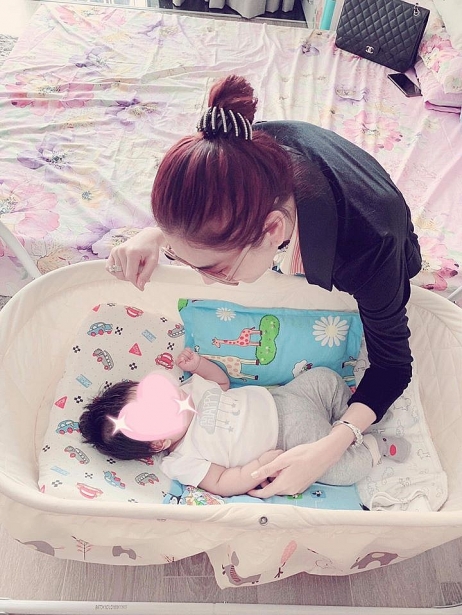 ca si lam khanh chi lan dau cong khai hinh anh con cua minh sau thoi gian nho nguoi mang thai ho