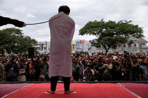 indonesia dieu tra canh sat ha nhuc nguoi chuyen gioi