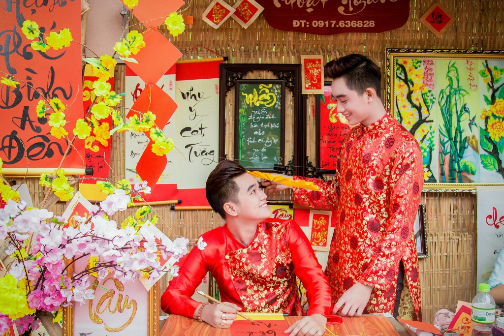 cap dong tinh don tet yeu xa tui minh moi nam don tet mot nha de can bang hoa khi 2 ben gia dinh