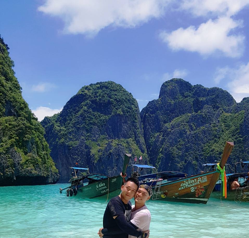 loat anh chi can co nhau hai ta cung di khap the gian cua cap dong tinh nam 8x