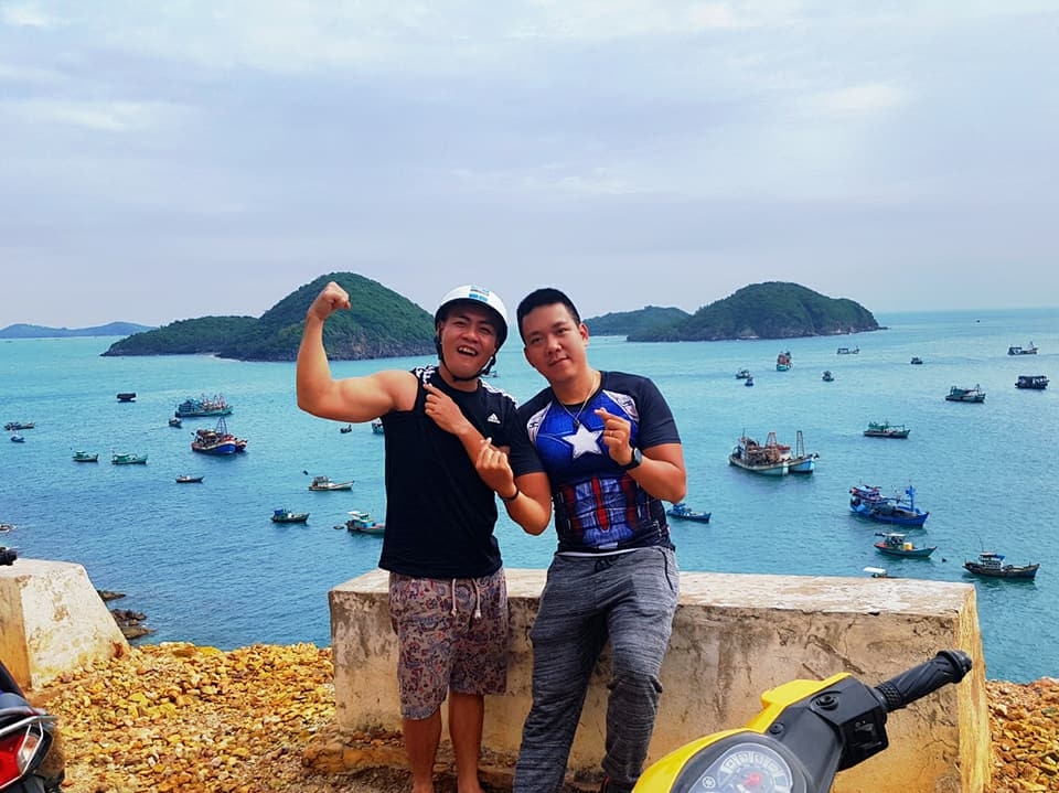 loat anh chi can co nhau hai ta cung di khap the gian cua cap dong tinh nam 8x